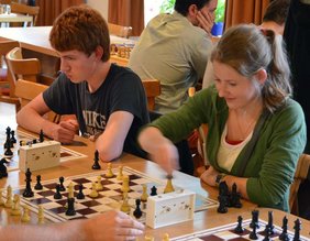 Nationalspielerin WIM Melanie Ohme zieht schneller als die Kamera