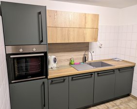 Die neue Küchenzeile mit nun separatem Backofen, neuer Spüle und Armatur