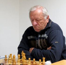 Waldemar Völk spielt eine Spitzensaison mit 5,5 Punkten aus 6 Partien.
