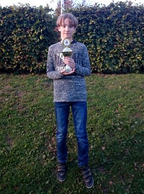 Michael Teichrib mit dem Pokal von der BEM